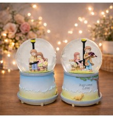 Orta Boy Bankta Oturan Sevgililer Kar Küresi