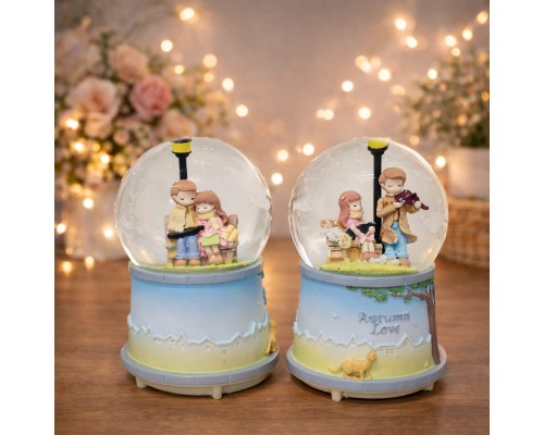 Orta Boy Bankta Oturan Sevgililer Kar Küresi