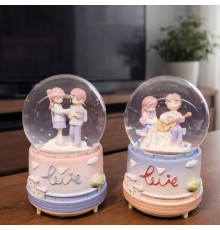 Orta Boy Mutlu Romantik Çiftler Kar Küresi